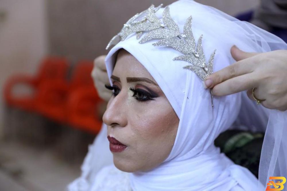 مصفف شعر يضع تاجا على رأس نادية محمد سالم يوم زفافها في العاصمة المصرية، القاهرة يوم 9 نوفمبر تشرين الثاني 2018. تصوير هيام عادل - رويترز. في مصر.. ارتفاع تكاليف الزواج مع تزايد المصاعب الاقتصادية