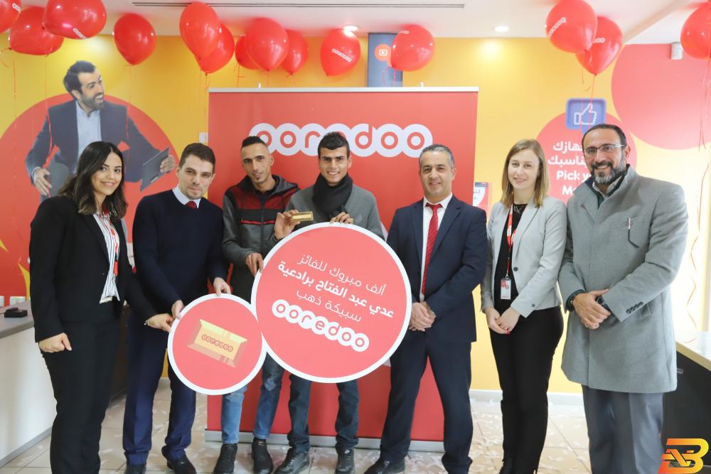 جانب من تسليم الجائزة Ooredoo تقدم سبيكة ذهب للفائز بحملة ’جمّع حروف جائزتك’