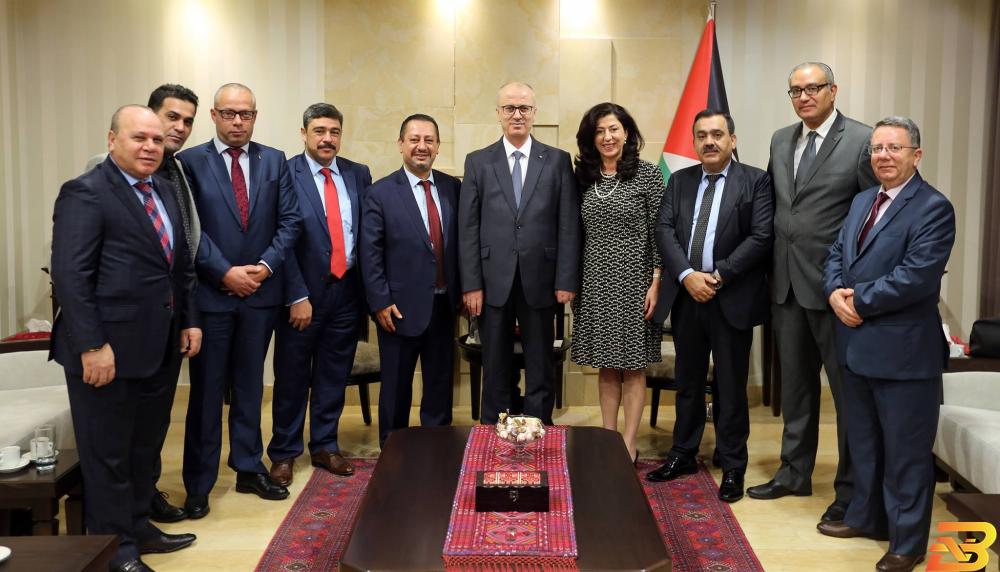 جانب من اللقاء الحمد الله يدعو رجال الأعمال الفلسطينيين في الخارج لتعزيز الاستثمار في وطنهم