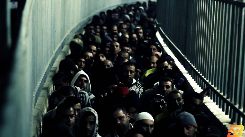 صورة توضيحية-عمال فلسطينيون على أحد الحواجز الإسرائيلية-تصوير وكالات الحصاد الاقتصادي 2018: عام صعب يمهد لأصعب في 2019
