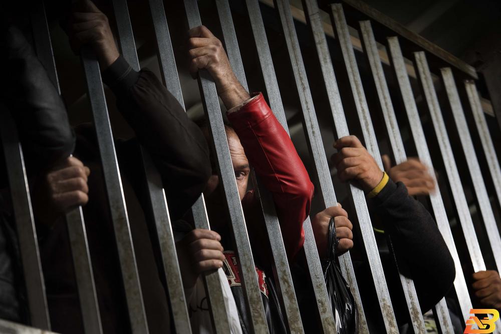 عمال فلسطينيون على حاجز بين بيت لحم والقدس-أرشيف واشنطن بوست سعد يحذّر من قيام بعض النقابات الإسرائيلية بتوقيع العمال على معاملات مالية مبهمة