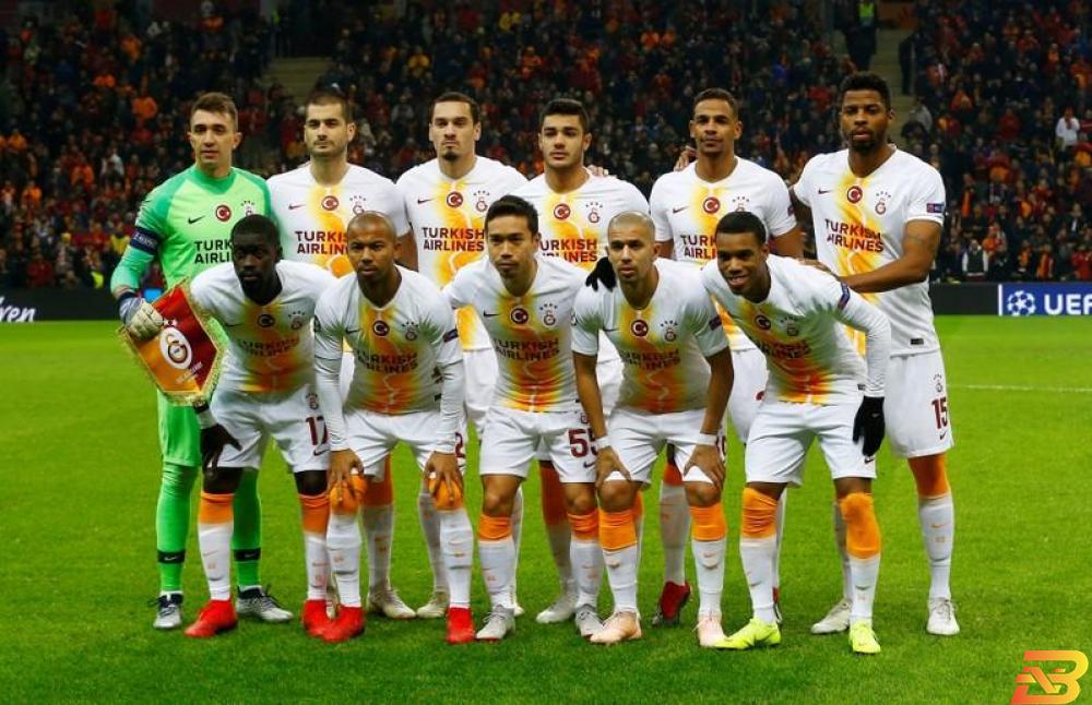 لاعبو غلطة سراي في صورة من أرشيف رويترز اتحاد البنوك التركية يقول إنه سيعيد هيكلة ديون أندية