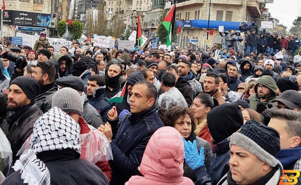 جانب من الوقفة الاحتجاجية وسط رام الله الآلاف يتحدّون الطقس البارد في رام الله ويطالبون بإسقاط قانون الضمان