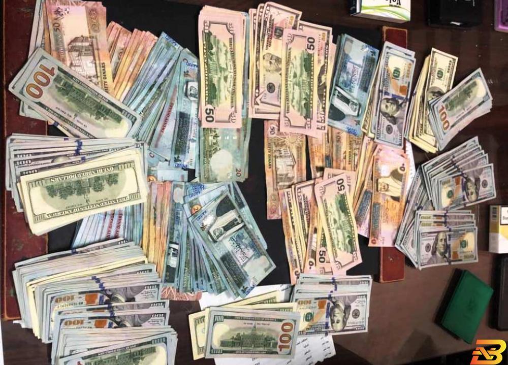 الأموال التي ضبطتها الشرطة مع المنفذين ارزيقات: القبض على منفذي السطو المسلح على البنك الأهلي الاردني ببيت ساحور