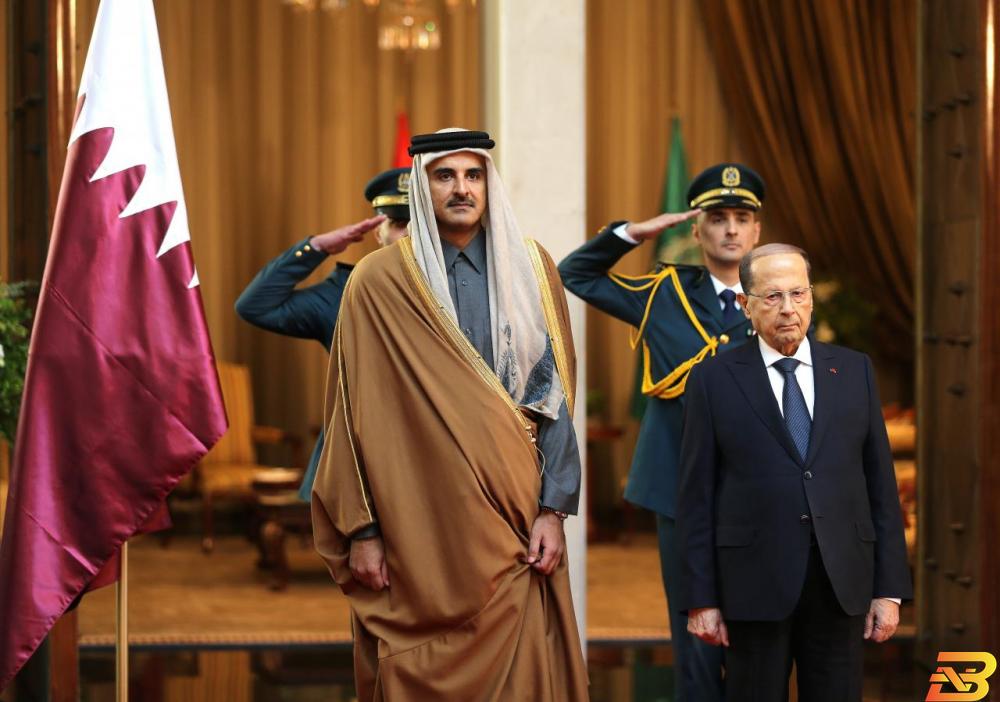 الرئيس اللبناني ميشال عون (يمينا) يستقبل أمير قطر الشيخ تميم بن حمد آل ثاني في بيروت يوم الأحد. تصوير: محمد عزاقير - رويترز قطر تستثمر 500 مليون دولار في السندات اللبنانية لدعم الاقتصاد