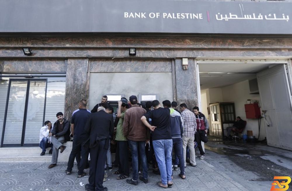 صورة توضيحية-مواطنون أمام صراف آلي لبنك فلسطين في غزة-أرشيف وكالات سمعة البنوك الفلسطينية تحت ضغط دعاوى إسرائيلية