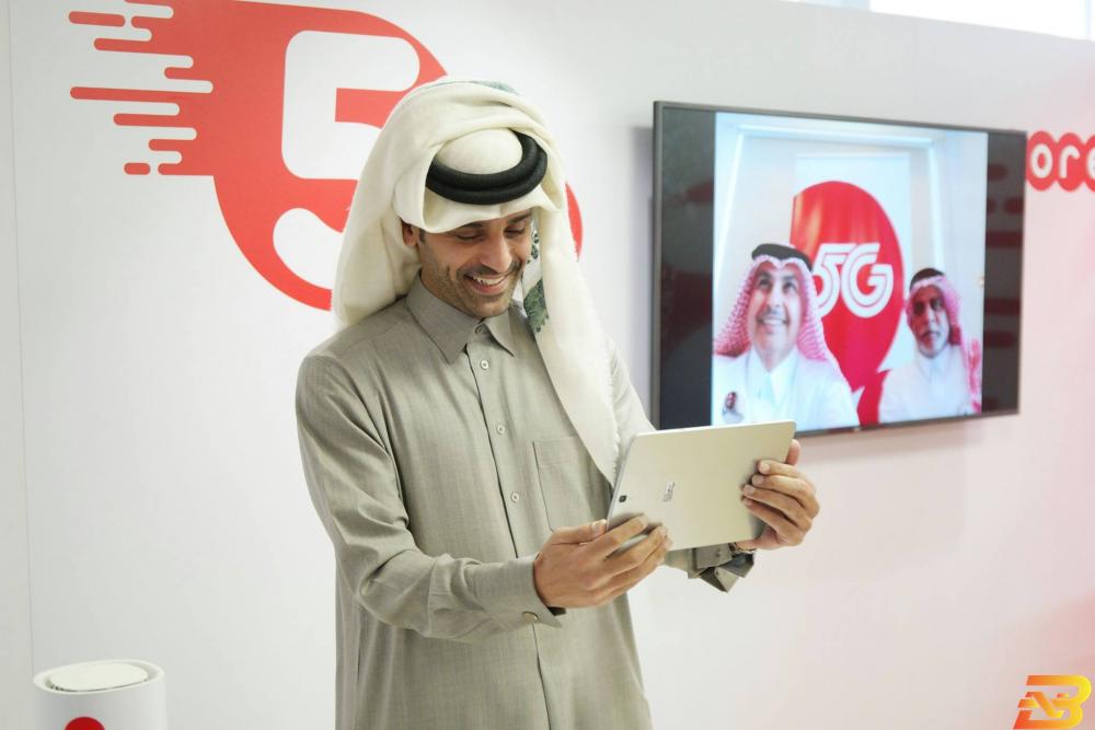 جانب من إجراء المكالمة Ooredoo تجري أول مكالمة فيديو 5G بالمنطقة