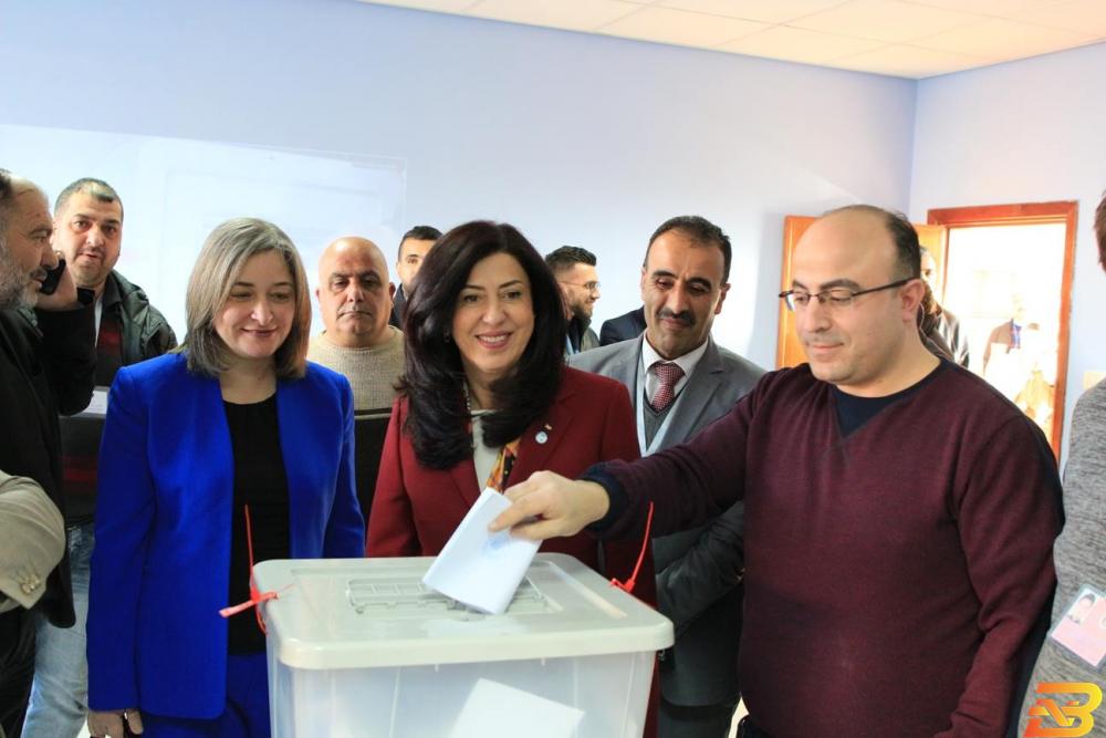 وزيرة الاقتصاد الوطني عبير عودة ووزيرة السياحة والآثار رلى معايعة تتفقدان سير انتخابات غرفة تجارة الخليل لجنة الانتخابات المركزية تعلن نتائج انتخابات غرفة تجارة الخليل