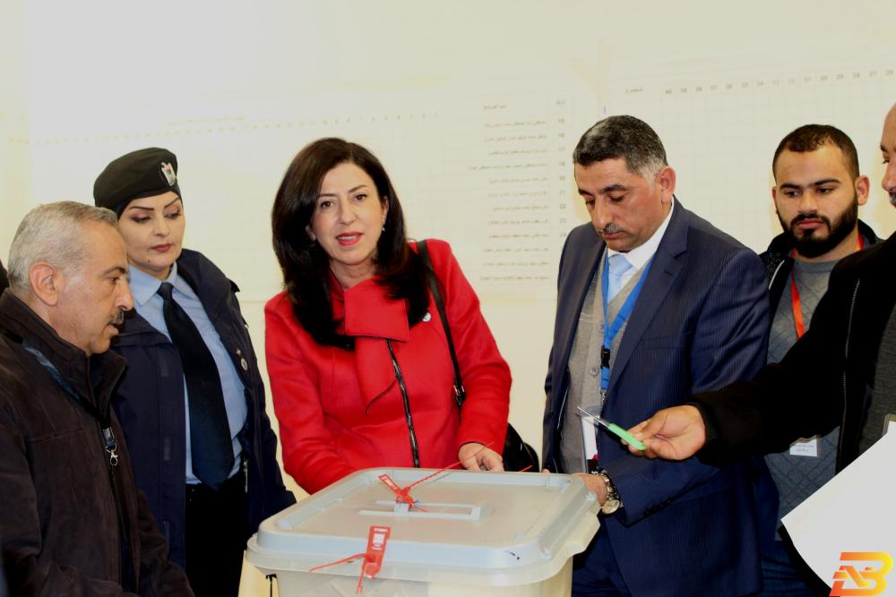 جانب من فرز الأصوات بحضور وزيرة الاقتصاد الوطني عبير عودة نتائج انتخابات غرفة تجارة وصناعة رام الله والبيرة