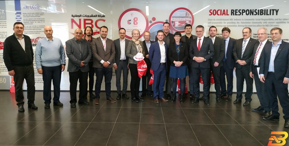 صورة جماعية مع الوفد الزائر وفد برلماني ألماني رفيع المستوى يزور شركة المشروبات الوطنية