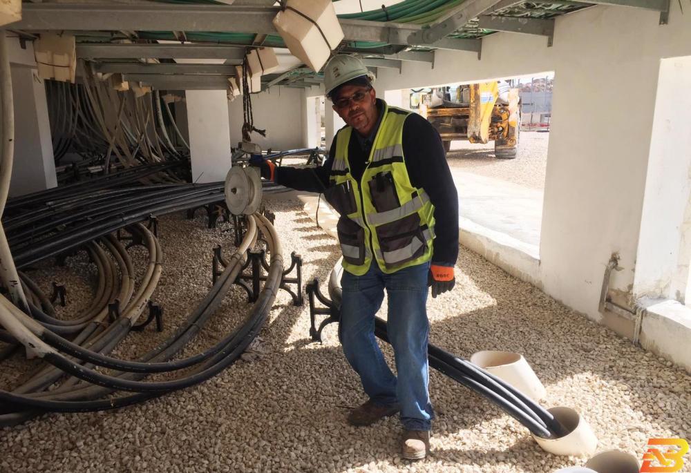 جانب من عملية التركيب الطواقم الفنية والهندسية تنتهي من تركيب 16 مغذيًا كهربائيًا في محطة قلنديا