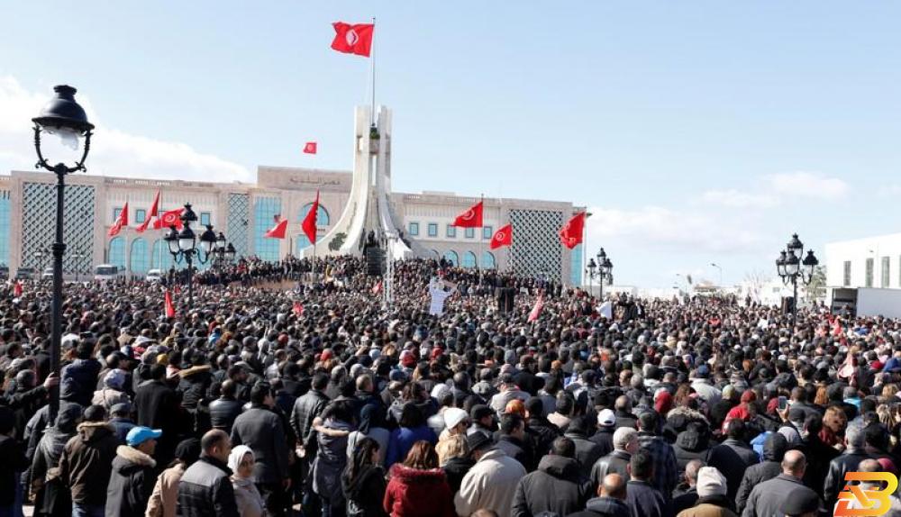 معلمون تونسيون يطالبون بظروف عمل أفضل وأجور أعلى خلال مظاهرة في تونس يوم السادس من فبراير شباط 2019. تصوير: زبير السويسي - رويترز. اتحاد الشغل في تونس يلغي اضرابًا عامًا بعد التوصل لاتفاق مع الحكومة بشأن الأجور