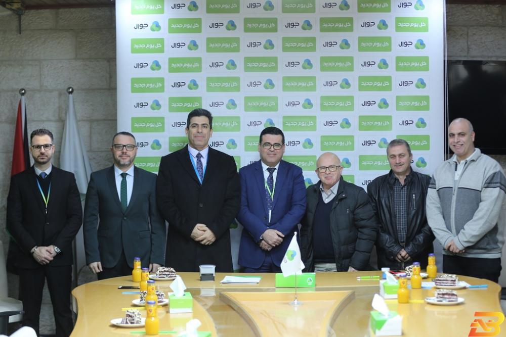 جانب من توقيع الاتفاقية جوال توقع اتفاقيّتي دعم وتعاون مع بلدية الشوكة برفح وجمعية الشبان المسيحية بغزة