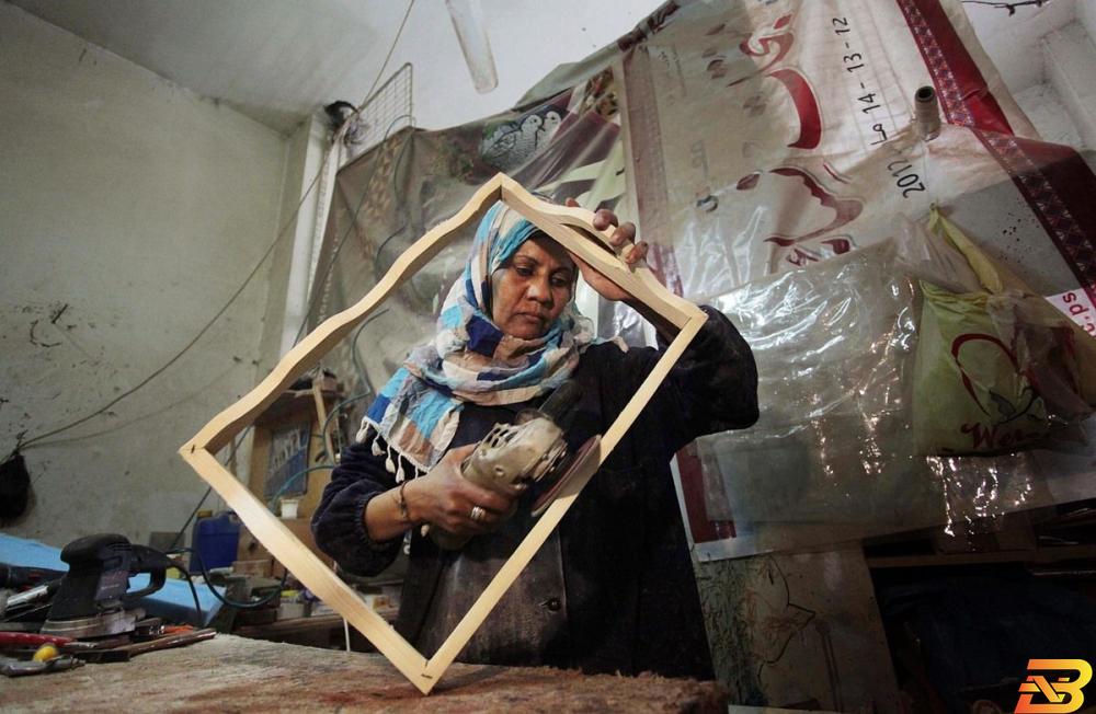 سيدة فلسطينية تعمل في منجرتها الصغيرة في غزة-أرشيف وكالات وزارة الاقتصاد: ارتفاع مستمر في تمثيل المرأة بالأنشطة الاقتصادية