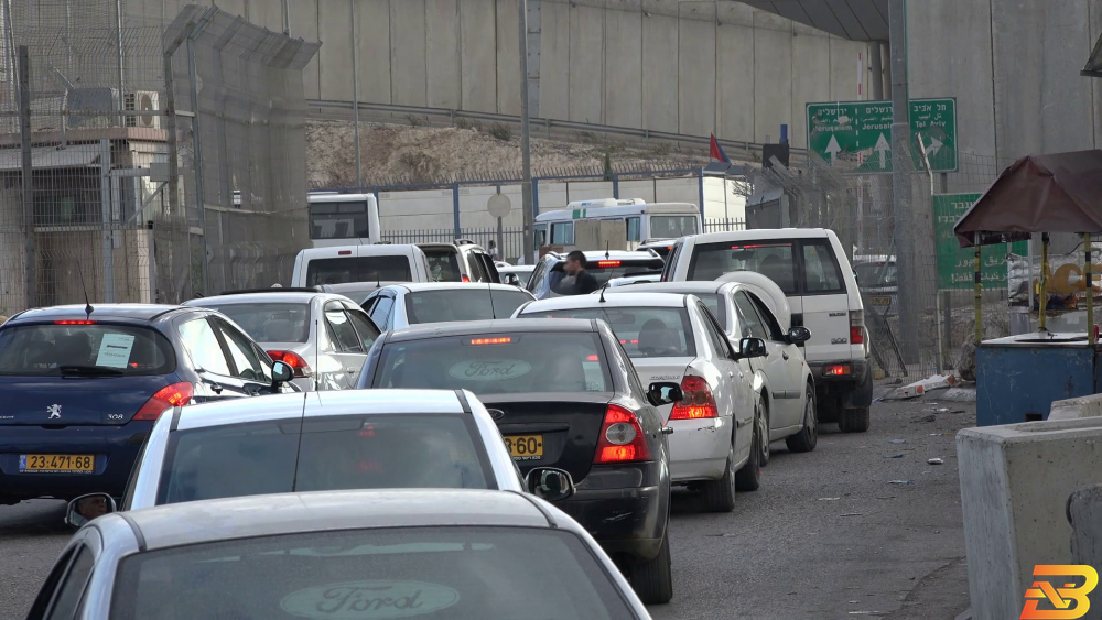 أزمة السير على حاجز قلنديا-تصوير وكالات الحساينة: سننفذ مشروع إعادة إنشاء شارع كفر عقب– قلنديا لتخفيف الأزمة المرورية