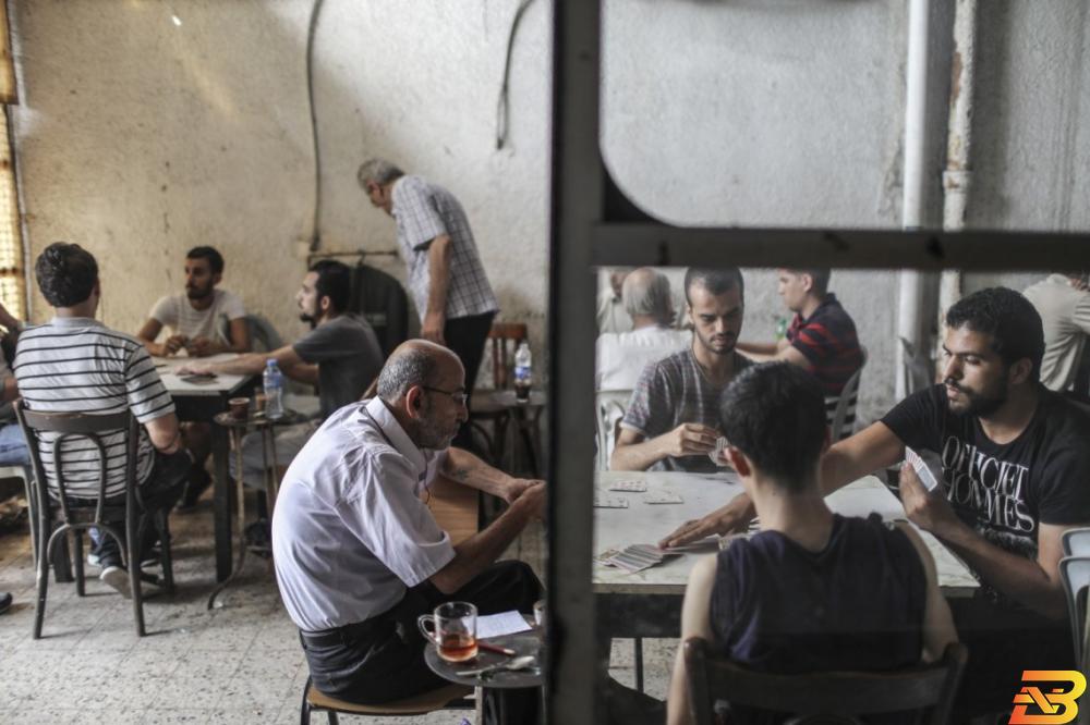 صورة توضيحية-مواطنون في أحد المقاهي بقطاع غزة-تصوير وسام نصّار-وكالات انخفاض طفيف في معدل البطالة في الضفة الغربية مقابل ارتفاع حاد في قطاع غزة