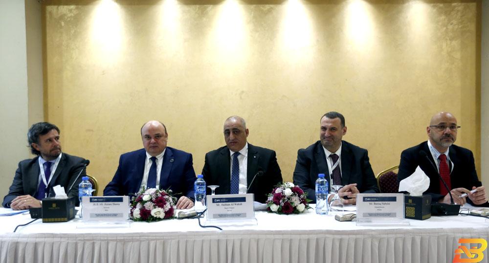 المتحدثون خلال الجلسة الافتتاحية للمؤتمر-تصوير تامر بانا-وفا مؤتمر لتعزيز عمليات التمويل للشركات الصغيرة في فلسطين