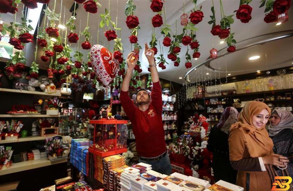 أحد المحال تتزين في "عيد الحب" في غزة-تصوير شينخوا احتفالات عيد الحب تُنعش الحركة التجارية بشكل محدود في غزة