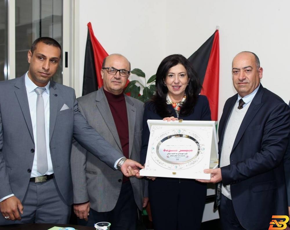 جانب من تكريم الوزيرة عبير عودة من قبل مجالس إدارات غرف تجارة وصناعة محافظة الخليل، وجنوب الخليل وشمال الخليل وزيرة الاقتصاد تعلن بدء تنفيذ المرحلة الثانية لبرنامج الإصلاح الشامل للغرف التجارية الصناعية