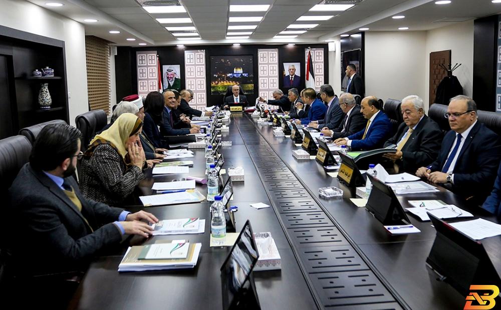 جانب من الاجتماع الأسبوعي للحكومة الفلسطينية حكومة تسيير الأعمال تصدر توضيحا بشأن الوضع الاقتصادي