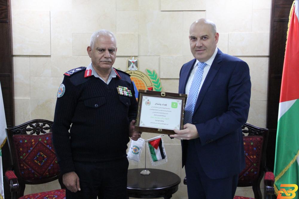 جانب من تقديم درع الشكر والتقدير بنك القدس يهنئ جهازالدفاع المدني في يومه العالمي