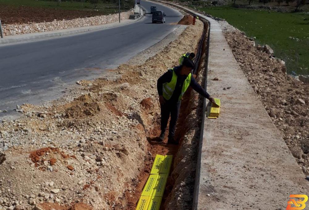 جانب من أعمال تمديد الخط كهرباء القدس تباشر بتشغيل خط الكهرباء ما بين بيرزيت ومحطة النبي صالح