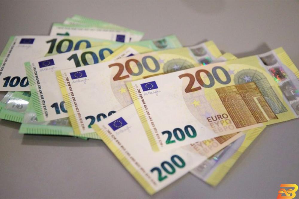 أوراق نقد من فئتي يورو في فيينا في صورة التقطت يوم 17 سبتمبر أيلول 2018. تصوير: هاينز-بيتر بادر - رويترز. تراجع اليورو والدولار الكندي قبل اجتماعات بنوك مركزية