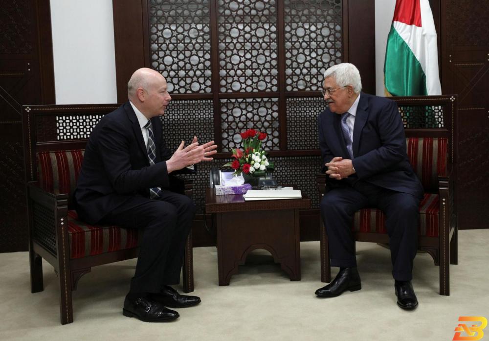 الرئيس الفلسطيني محمود عباس لدى اجتماعه مع جيسون جرينبلات المبعوث الأمريكي الخاص للسلام في الشرق الأوسط في رام الله بالضفة الغربية في صورة من أرشيف رويترز. أمريكا تتهم الفلسطينيين باختلاق أزمة بسبب تحويلات الضرائب