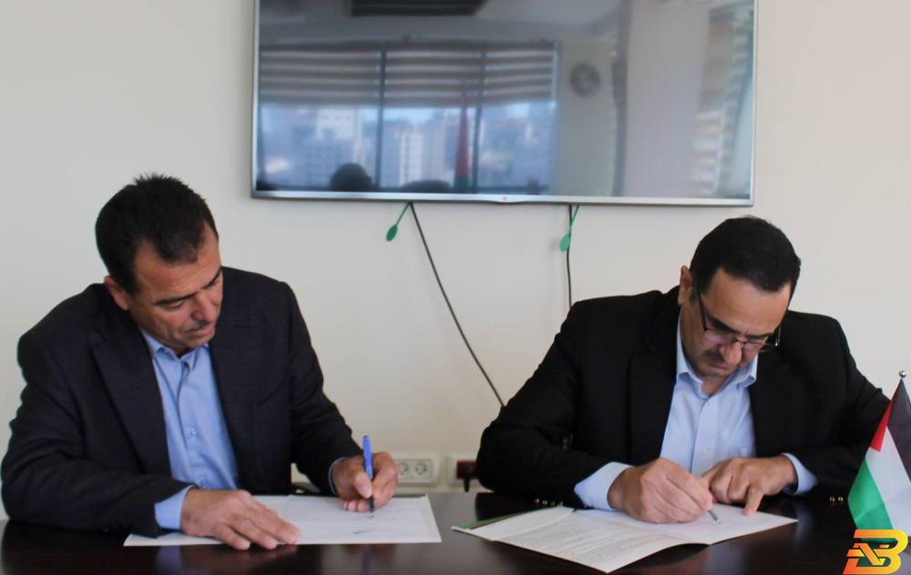 الفلسطينية لنقل الكهرباء توقع اتفاقية شراء للطاقة من محطة طاقة شمسية