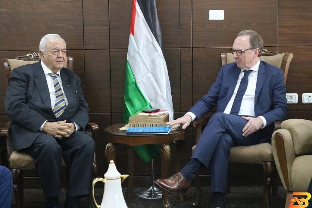 جانب من اللقاء وزير العمل يطلع بعثة تقصي الحقائق الدولية على الانتهاكات الاسرائيلية بحق العمال