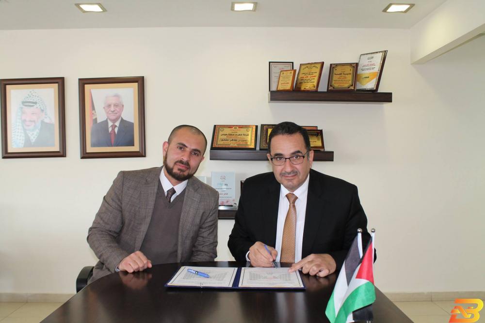 جانب من توقيع الاتفاقية سلطة الطاقة تمنح رخصة مؤقتة لمشروع طاقة شمسية في الظاهرية