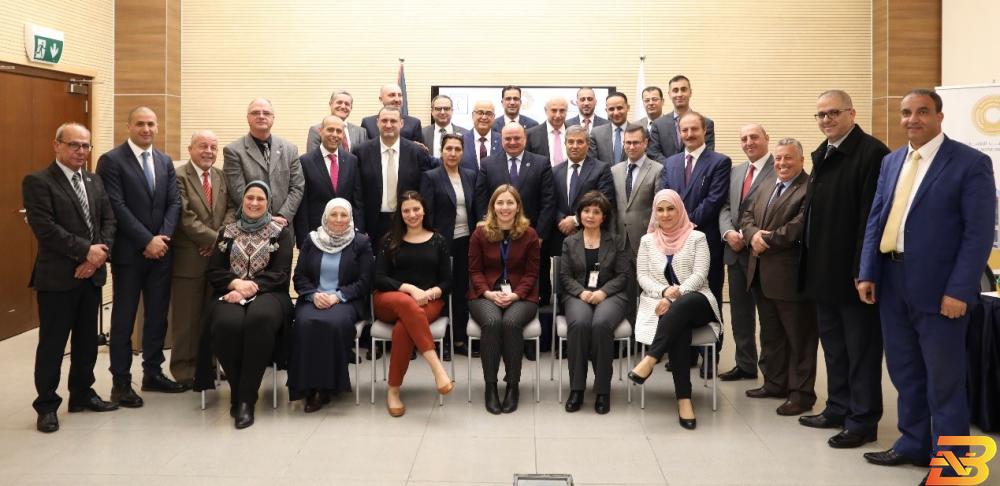 صورة جماعية عقب توقيع مذكرات التفاهم سلطة النقد توقع مذكرات تفاهم مع ثماني شركات تأمين لتزويدهم بنظام الاستعلام الائتماني الموحد