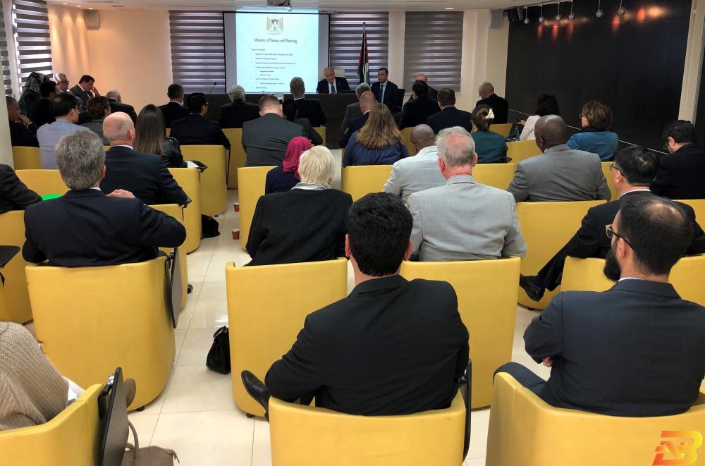 جانب من الاجتماع بشارة يقدم لممثلي المجتمع الدولي عرضا مفصلا عن الوضع المالي