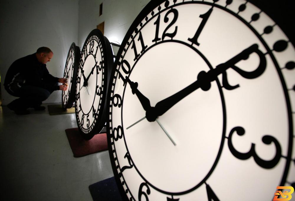 تغيير عقارب الساعة إلى الأمام-تصوير وكالات بدء العمل بالتوقيت الصيفي اعتبارا من فجر الجمعة