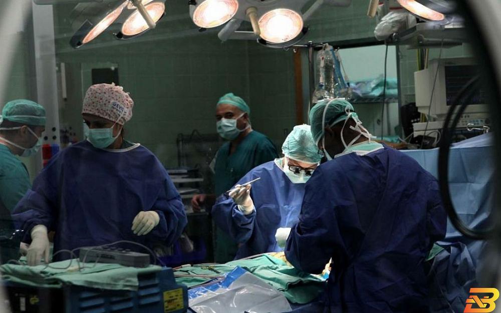 جانب من إجراء عملية جراحية لطفل فلسطيني في مستشفى إسرائيلي-أرشيف وكالات وزارة الصحة توقف تحويل الحالات المرضية للمستشفيات الإسرائيلية