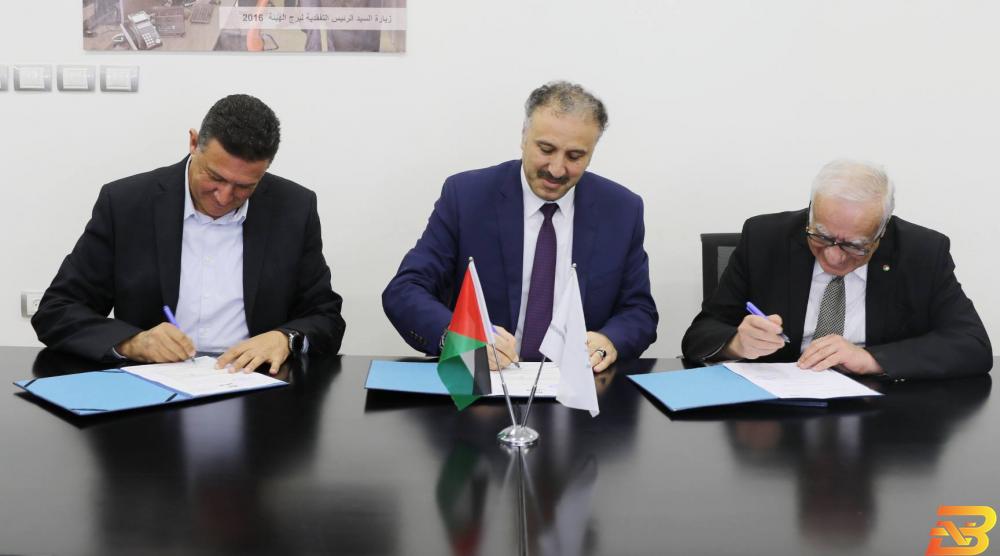 جانب من توقيع الاتفاقية كهرباء القدس والحاضنة الفلسطينية توقعان اتفاقيتي تعاون مع تلفزيون فلسطين