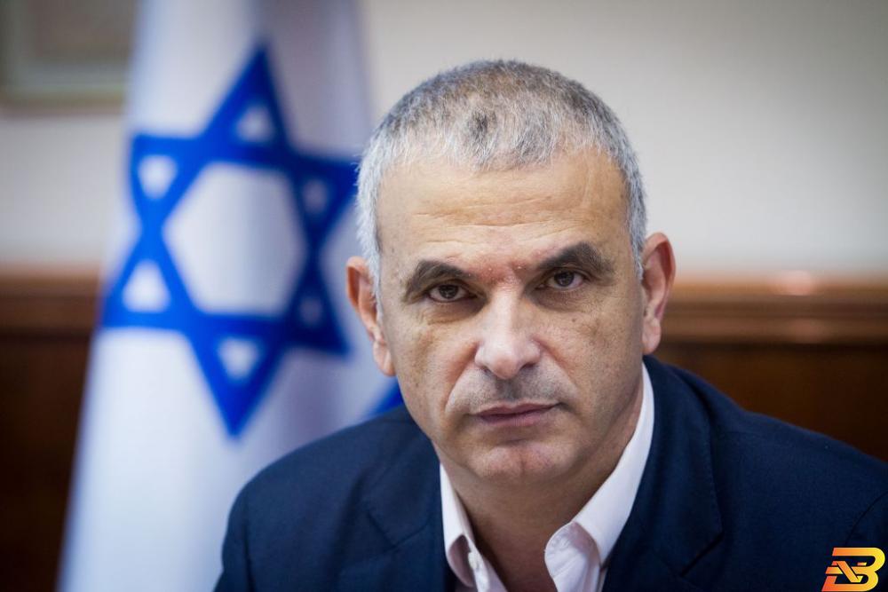 وزير المالية الإسرائيلي موشيه كحلون وزير المالية الإسرائيلي يوقّع على قرار بخصم 42 مليون شيكل شهريا من أموال المقاصة