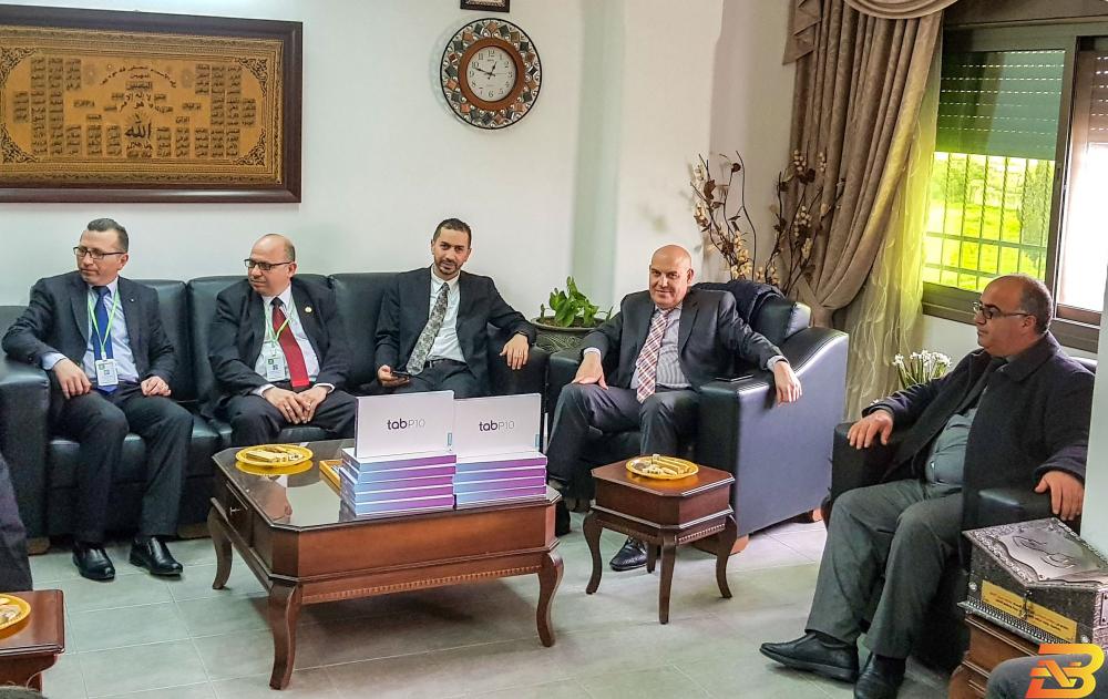 جانب من تسليم الأجهزة بنك القدس يتبرع بأجهزة لوحية لمديرية التربية والتعليم في الخليل