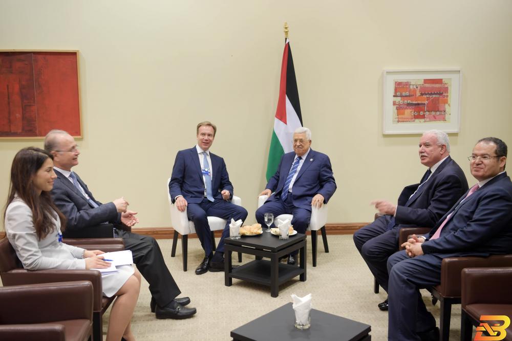 الرئيس لدى لقائه رئيس المنتدى الاقتصادي العالمي الرئيس يلتقي عددا من المستثمرين العرب