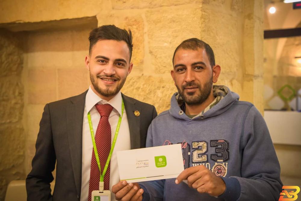 جانب من تقديم البطاقات للعملاء لفتة كريمة من بنك القدس لمناسبة يوم الصحة العالمي