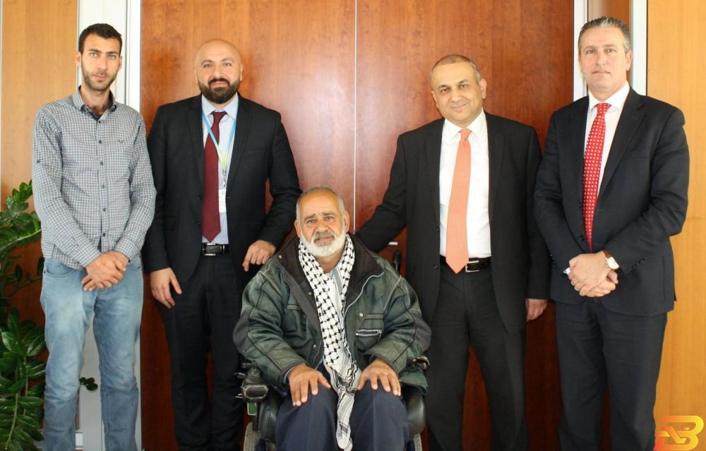 صورة جماعية عقب توقيع الاتفاقية مجموعة الاتصالات تدعم قرية العقبة لتمويل شراء أجهزة طبية