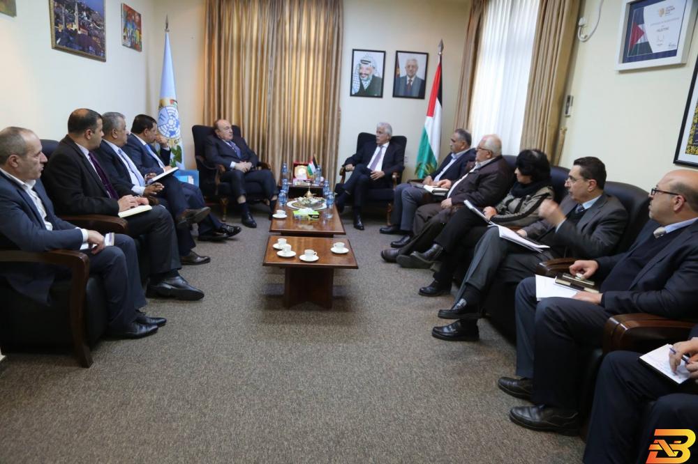 جانب من الاجتماع وزيرا التربية والمالية يبحثان الملفات المالية الخاصة بقطاع التعليم