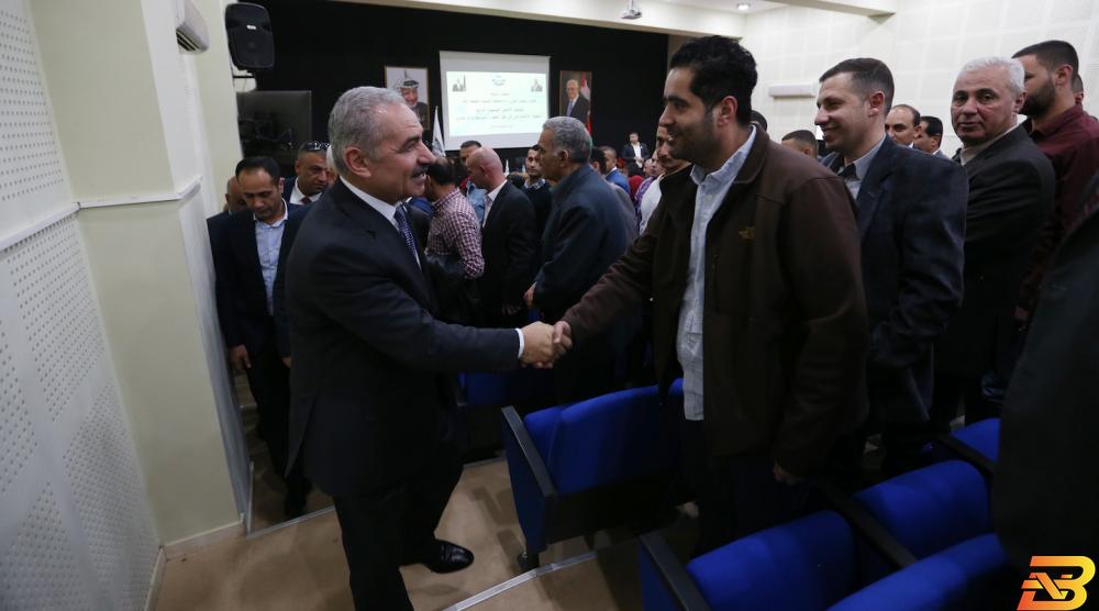 رئيس الوزراء الفلسطيني محمد اشتية خلال مشاركته في الحفل اشتية: سيتم دفع 60% من نسبة الرواتب لهذا الشهر