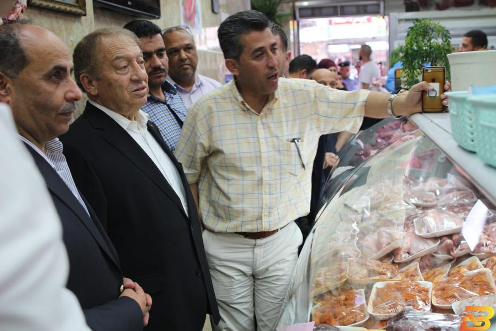 جانب من الجولة وزير الاقتصاد يدعو المواطنين إلى استهلاك المنتجات الوطنية