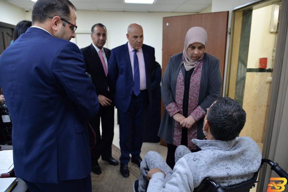 جانب من تسليم الكرسيين بنك القدس يوفر كرسيين كهربائيين لشخصين من ذوي الإعاقة