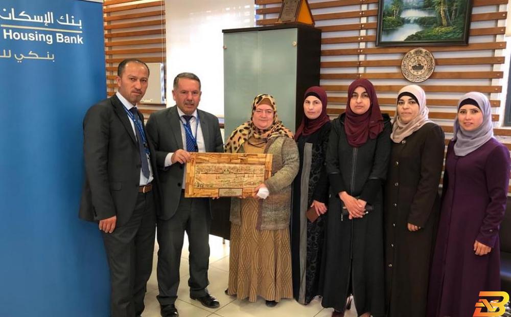 إدارة المدرسة رام الله: بنك الاسكان يتبرع لمدرسة أبو فلاح الثانوية