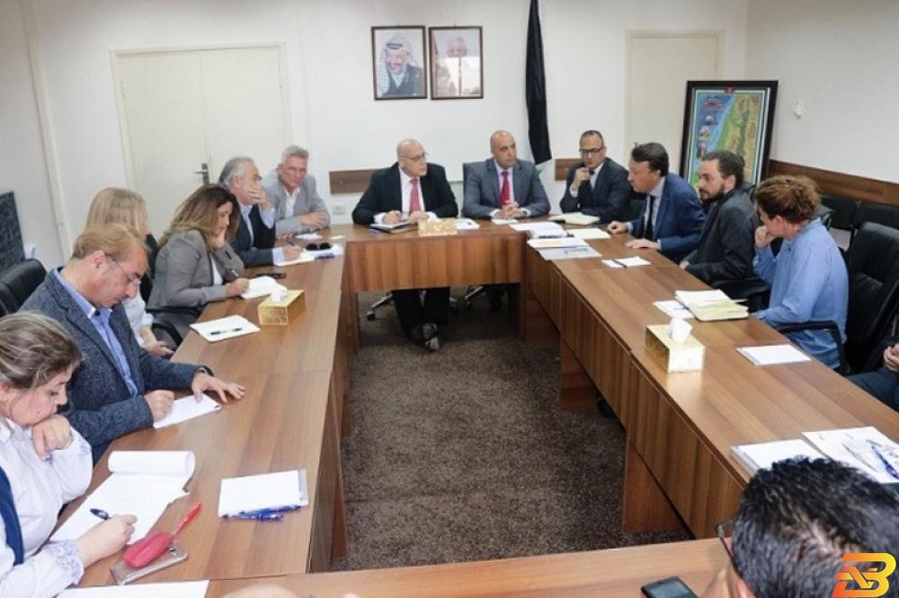 جانب من الاجتماع وزير العمل يبحث مع الشركاء الاستراتيجيين سبل التعاون القائم