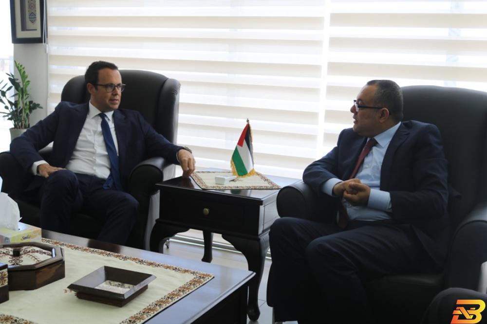 جانب من اللقاء وزارة الثقافة وبنك فلسطين يبحثان سبل التعاون المشترك