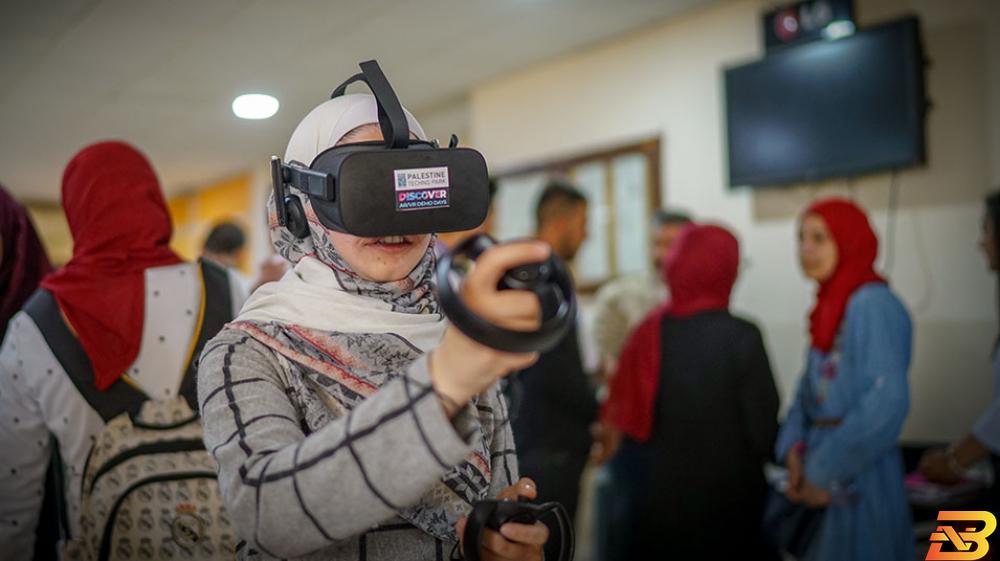 جانب من الفعالية الحديقة التكنولوجية تعرض تقنيات الواقع الافتراضي والمعزز على طلبة جامعة بيرزيت