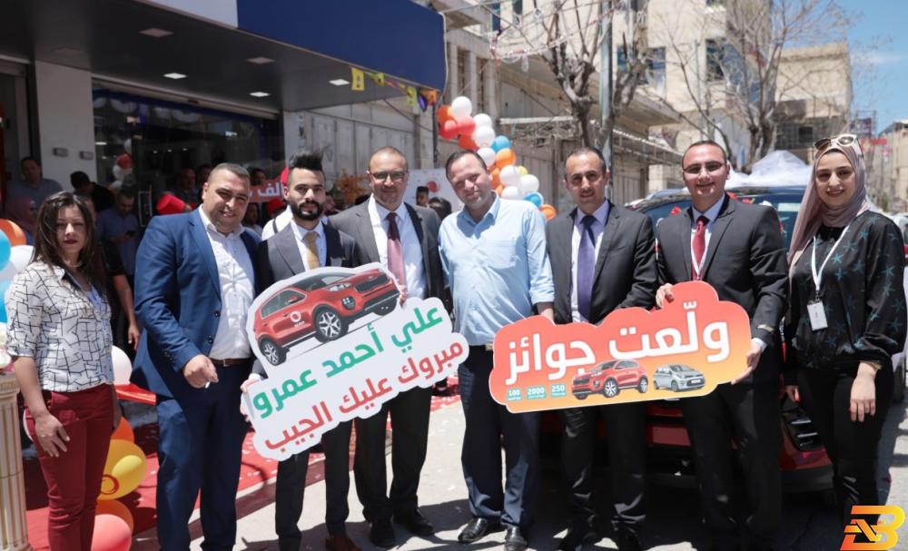 جانب من تسليم الجائزة حضارة تفاجئ الفائز الرابع بجيب ’كيا سبورتج’